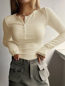 Camiseta acanalada frontal con medio botón liso para mujer, top de moda, camiseta informal de manga larga con cuello redondo