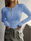 Camiseta acanalada frontal con medio botón liso para mujer, top de moda, camiseta informal de manga larga con cuello redondo