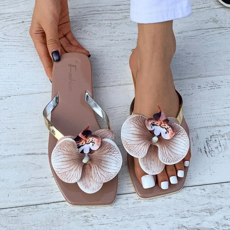 Nuevas chanclas, zapatillas para mujer, Sandalias planas con punta cuadrada de verano 2025, zapatillas informales para exteriores, zapatos de flores a la moda para mujer