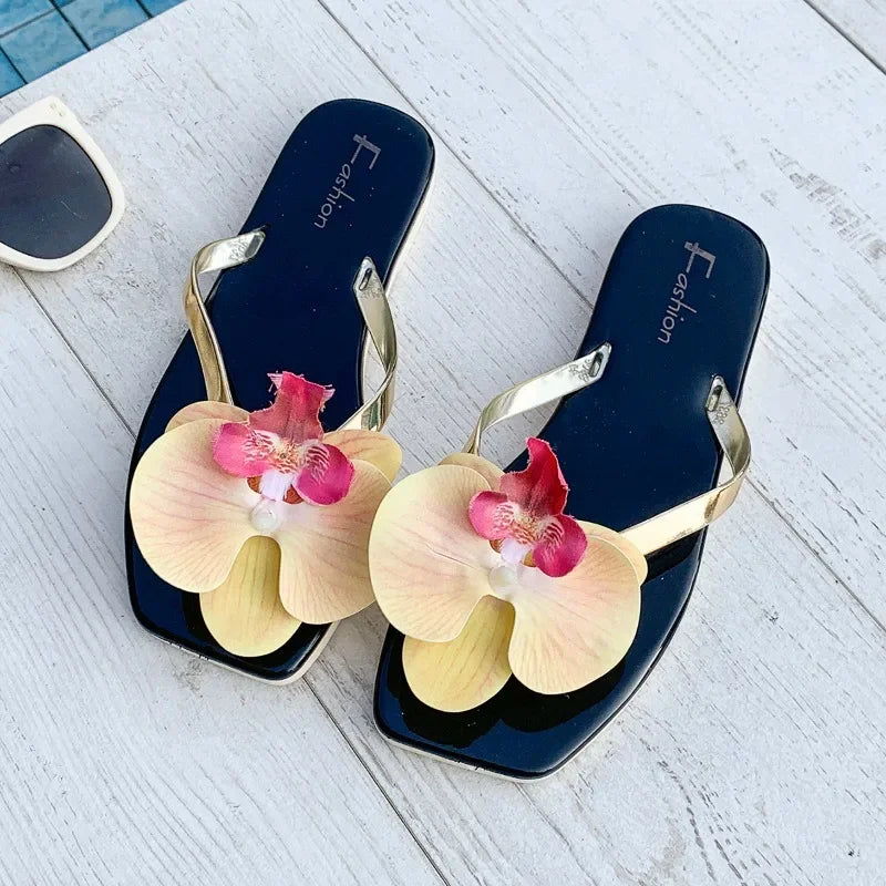 Nuevas chanclas, zapatillas para mujer, Sandalias planas con punta cuadrada de verano 2025, zapatillas informales para exteriores, zapatos de flores a la moda para mujer