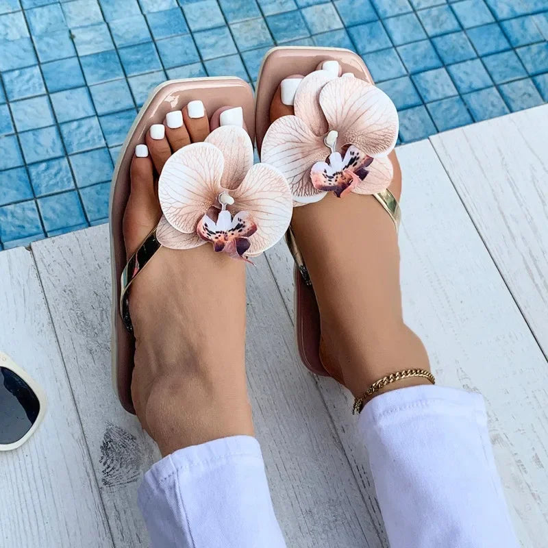Nuevas chanclas, zapatillas para mujer, Sandalias planas con punta cuadrada de verano 2025, zapatillas informales para exteriores, zapatos de flores a la moda para mujer