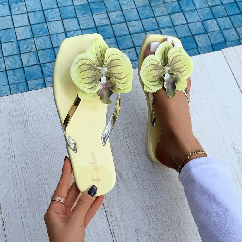 Nuevas chanclas, zapatillas para mujer, Sandalias planas con punta cuadrada de verano 2025, zapatillas informales para exteriores, zapatos de flores a la moda para mujer