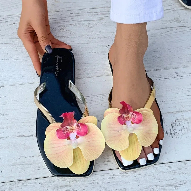 Nuevas chanclas, zapatillas para mujer, Sandalias planas con punta cuadrada de verano 2025, zapatillas informales para exteriores, zapatos de flores a la moda para mujer