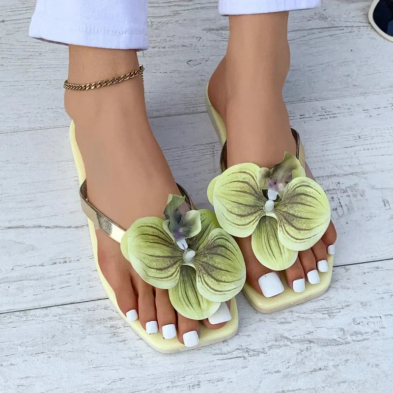 Nuevas chanclas, zapatillas para mujer, Sandalias planas con punta cuadrada de verano 2025, zapatillas informales para exteriores, zapatos de flores a la moda para mujer