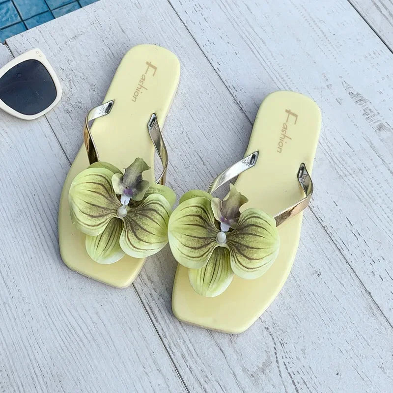 Nuevas chanclas, zapatillas para mujer, Sandalias planas con punta cuadrada de verano 2025, zapatillas informales para exteriores, zapatos de flores a la moda para mujer