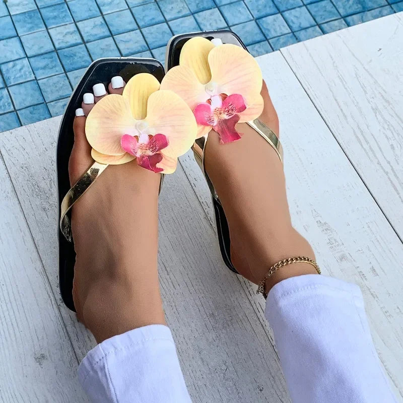 Nuevas chanclas, zapatillas para mujer, Sandalias planas con punta cuadrada de verano 2025, zapatillas informales para exteriores, zapatos de flores a la moda para mujer