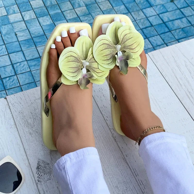 Nuevas chanclas, zapatillas para mujer, Sandalias planas con punta cuadrada de verano 2025, zapatillas informales para exteriores, zapatos de flores a la moda para mujer