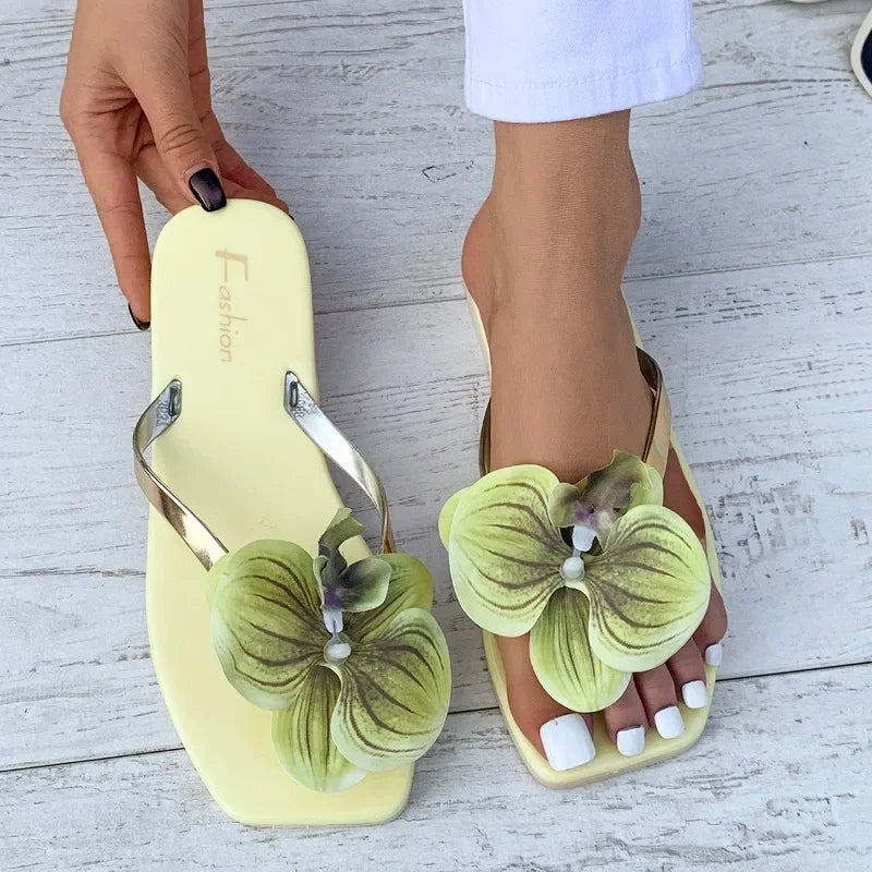 Nuevas chanclas, zapatillas para mujer, Sandalias planas con punta cuadrada de verano 2025, zapatillas informales para exteriores, zapatos de flores a la moda para mujer